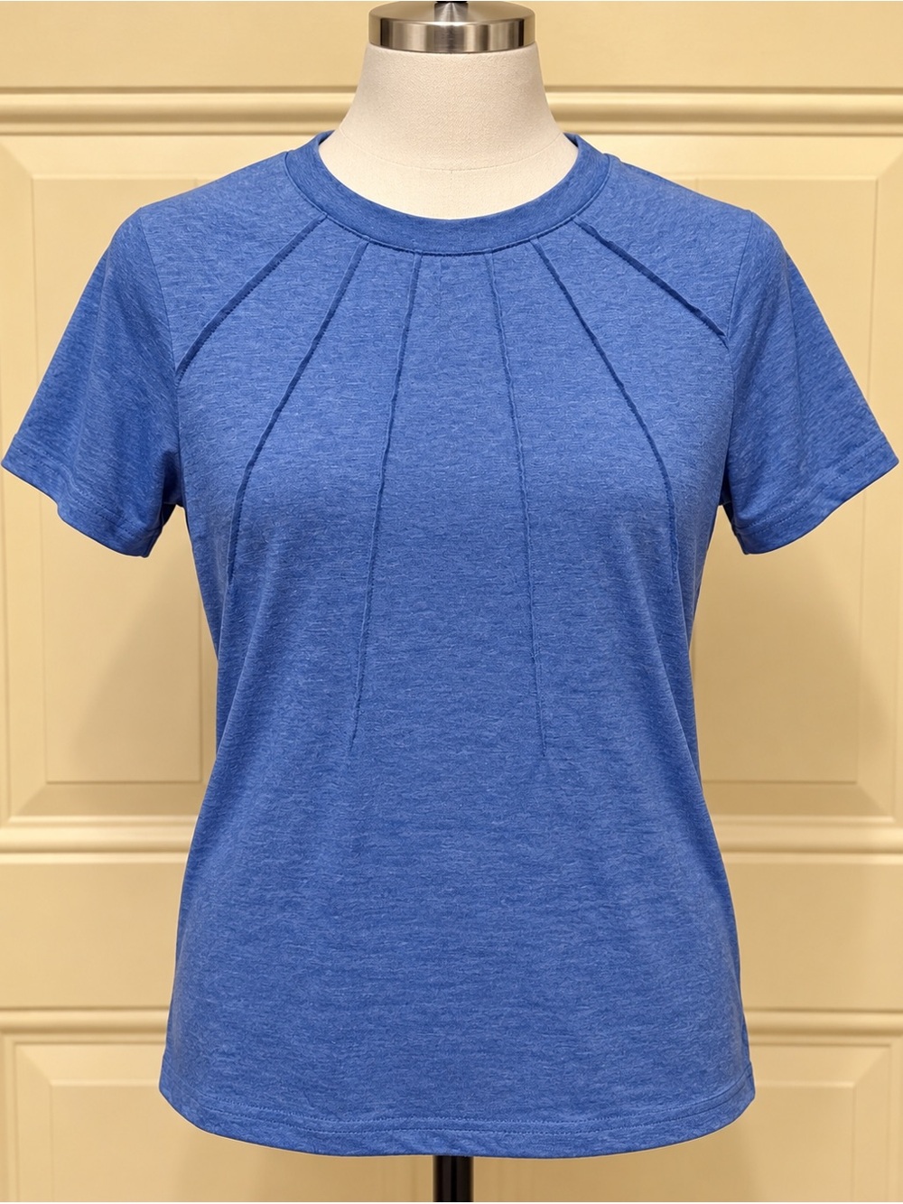 Rosvigor Blue Short-Sleeve Crewneck Top with Stitching Details Size Medium